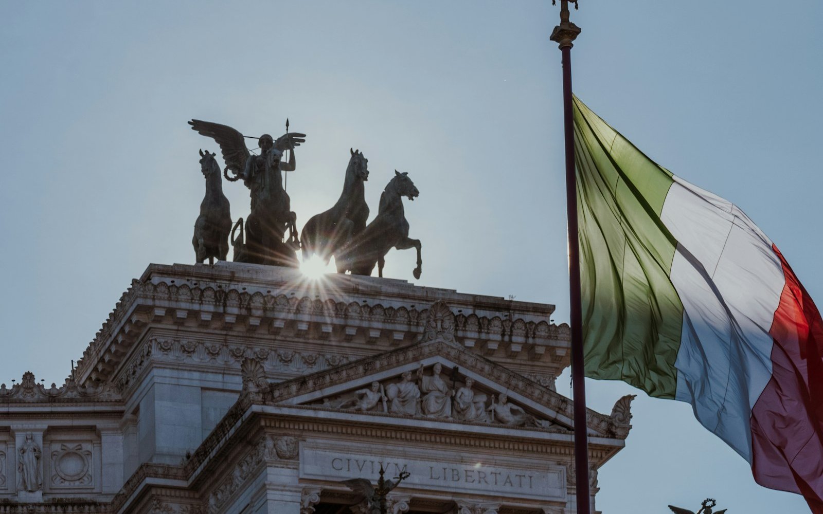 Bandiera italiana ed Aula Parlamentare — Legge di Bilancio 2026